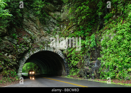 Auto fahren durch tunnel Stockfoto