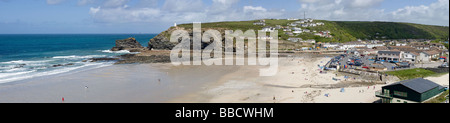 Panoramablick auf Portreath Strand in Cornwall UK. Stockfoto