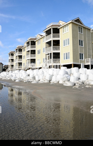 Sandsäcke zum Schutz Wild Dunes Resort vom Strand Erosion auf Isle of Palms, South Carolina Stockfoto