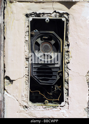 alte beschädigte Gegensprechanlage Türklingel hautnah an Eigentum Wand Stockfoto