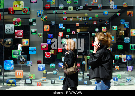 Zwei Frauen außerhalb der Apple Store Boylston Street Boston, Massachusetts, USA Stockfoto