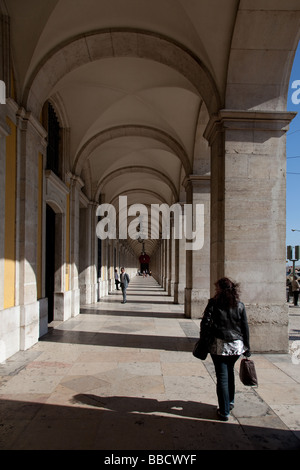 Arkaden von der Praça Comércio in Lissabon, Portugal. Stockfoto