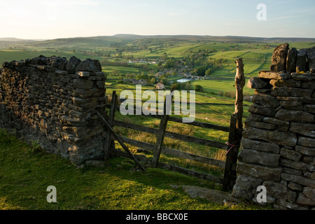 Eine Trockensteinmauer rahmt die Aussicht auf das Dorf Burnsall in Wharfedale, Yorkshire Dales, aus Burnsall fiel Stockfoto