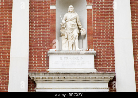 Ben Franklin Statue am alten Rathaus Unabhängigkeit National Historical Park Philadelphia Pennsylvania USA Stockfoto