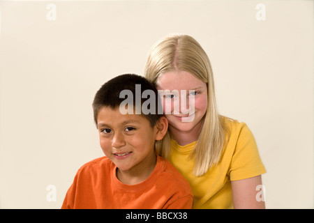 Porträt des Kaukasischen Mädchen mit angenommenen mexikanischen Hispanic jüngerer Bruder USA POV Herr © Myrleen Pearson Stockfoto