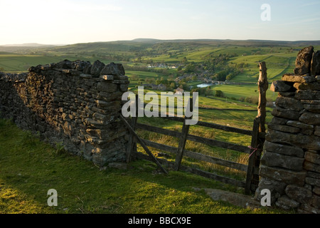 Eine Trockensteinmauer rahmt die Aussicht auf das Dorf Burnsall in Wharfedale, Yorkshire Dales, aus Burnsall fiel Stockfoto