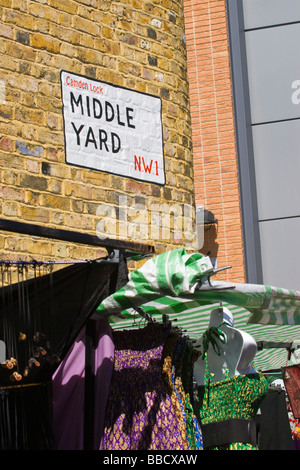 London Camden Lock, Camden Stables Market, mittleren Hof Abschnitt des Marktes, stall Straßenschild über Kleidung Stockfoto