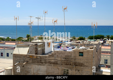 Die Antennen und Wäscheleinen auf dem Dach eines Hauses in der kleinen Küstenstadt Dorf von Arguineguin, Gran Canaria, Kanarische Inseln, S Stockfoto