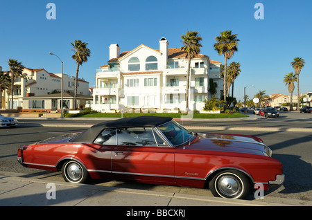 Red Vintage Cruiser an der Waterfront, Huntington Beach CA Stockfoto