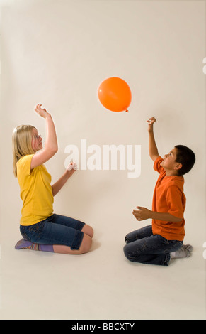 Mexikanische Hispanic junge und kaukasische Mädchen spielen mit Ballon Herr © Myrleen Pearson Stockfoto