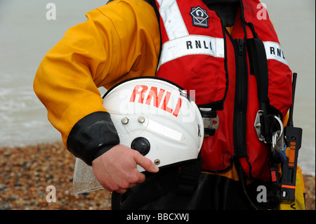 Ein Mitglied des RNLI am Strand Stockfoto