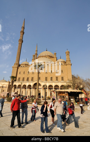 Westliche Touristen vor Moschee von Muhammad Ali Pascha Alabaster Moschee befindet sich in der Zitadelle von Kairo Ägypten Stockfoto