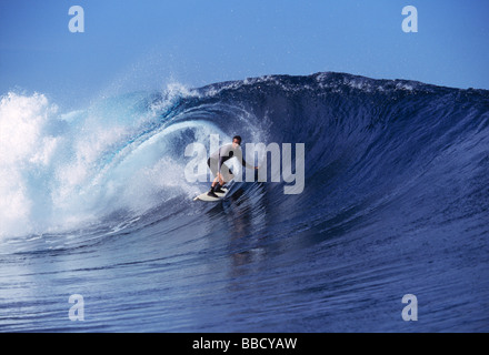 Eine Surfer fängt eine perfekte Welle an Cloudbreak in der Nähe von Fuji Insel von Tavarua Stockfoto