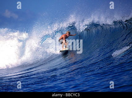 Ein Surfer-Schlösser in das Rohr am Cloudbreak Reef in der Nähe der Insel Tavarua, Fidschi-Inseln. Stockfoto