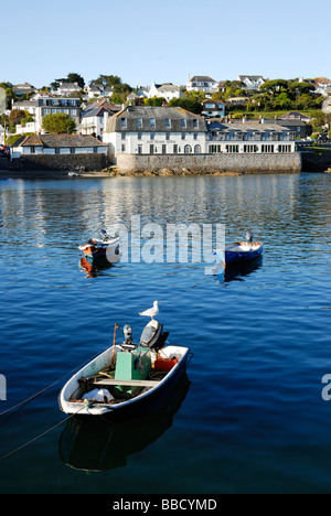 Blick über St Mawes Hafen, Cornwall, UK Stockfoto