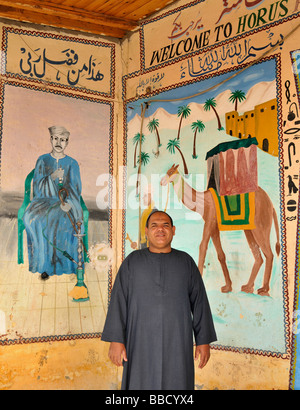 Senmut Alabaster Factory Hajj Haus in Gurna Luxor traditionelle Volkskunst Wandmalereien, arabische Kalligraphie und religiöse Symbole pilgern nach Mekka. Stockfoto