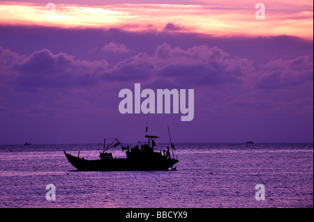 Angelboot/Fischerboot Silhouette gegen die untergehende Sonne. Hängen Sie Dua Bucht, Bai Truoc (Front Beach oder Tam Duong), Vung Tau, Vietnam Stockfoto