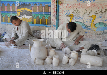 Senmut Alabaster Factory Hajj Haus in Gurna Luxor traditionelle Volkskunst Wandmalereien, arabische Kalligraphie und religiöse Symbole pilgern nach Mekka. Stockfoto