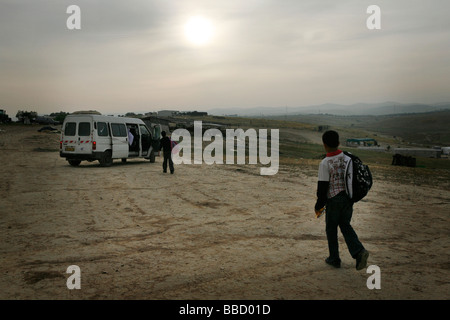 Kinder fangen die lokalen van zur Schule. Sie haben nach der nächstgelegenen Beduinen Stadt Rahat Reisen. El Araqeeb, Israel Stockfoto