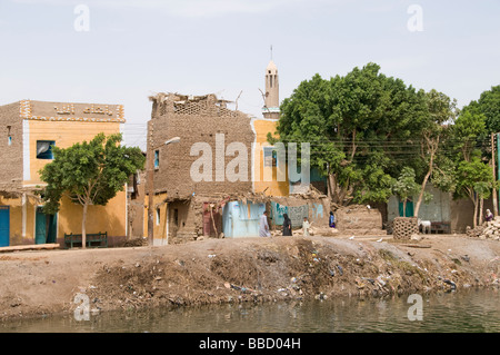 Nile River Ägypten Bauernhof Landwirtschaft Feld alte Bauerndorf auf dem Nil Stockfoto