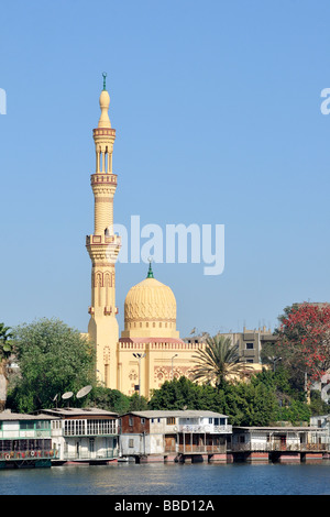 Moderne Moschee und Hausboote am Fluss Nil Kit Kat Bereich Gizeh Kairo Ägypten Stockfoto