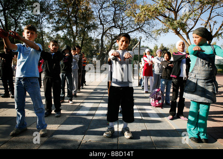 Kinder üben vor der Klassen in der Grundschule Beduinen von Al-Ghazali, Rahat, Israel. Stockfoto