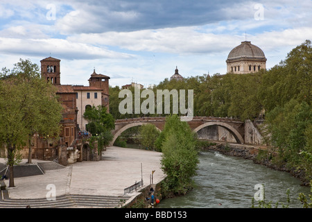 Ponte Fabricio: die älteste Brücke in Rom zur Tiberinsel über den Tiber, Italien Stockfoto