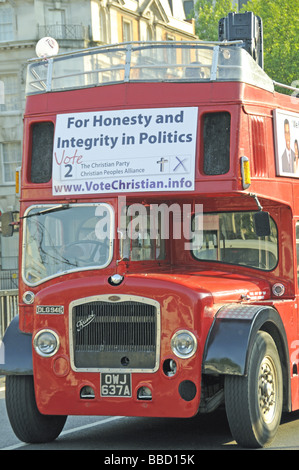 Wahl-Bus mit der Abstimmung für die Christian-Party auf der Vorderseite London England UK Stockfoto