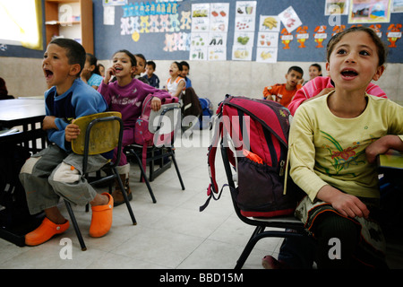 Kinder bei den Beduinen primäre Schule von Al Ghazali, Rahat, Israel. Stockfoto