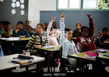 Kinder bei den Beduinen primäre Schule von Al Ghazali, Rahat, Israel. Stockfoto