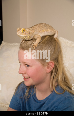 Porträt junges Mädchen 9-10 jährige bearded Dragon Farbe mischen Täuschung Trick Natur natürliche verbergenden Schutz Kopf passende Tarnung versteckt Stockfoto