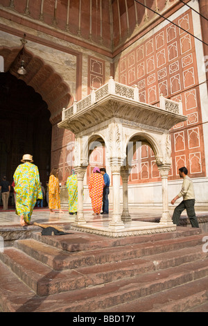 Besucher der Jama Masjid Moschee, Alt-Delhi, Delhi, Indien Stockfoto