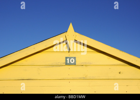 Gelbe Strandhütte gegen klar blauen Frühlingshimmel auf West Wittering Strand, Chichester, West Sussex Stockfoto