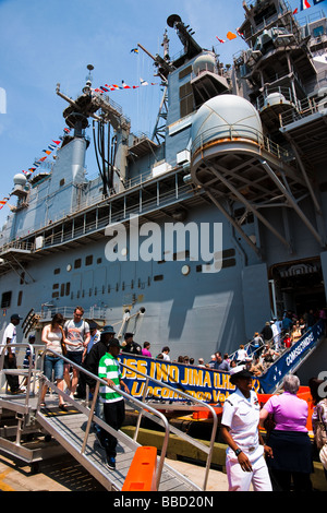 Besucher der militärischen Assult Schiff USS Iwo Jima LHD-7 im Hafen von New York City während eines Wochenendes der Fleet Week 2009 Stockfoto