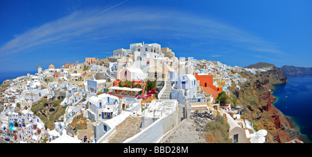Panoramablick über das Dorf Oia auf Santorin Stockfoto