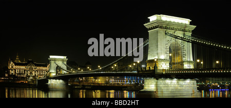 Die Kettenbrücke und die königliche Palast Buda in Budapest bei Nacht Stockfoto