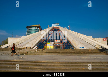 Pyramide, die ehemalige Symbol Hoxhas Museum untergebracht ist jetzt in Nichtgebrauch in Mitteleuropa Tirana-Albanien Stockfoto