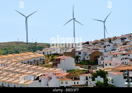 Stromerzeugende Windkraftanlagen über dem Dorf von Ardales Malaga Provinz Andalusien Spanien Stockfoto