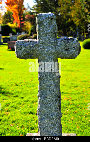 Hellen Friedhof Liegewiese mit alten Grabstein Kreuze Stockfoto