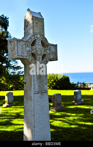 Hellen Friedhof Liegewiese mit alten keltischen Kreuze Stockfoto