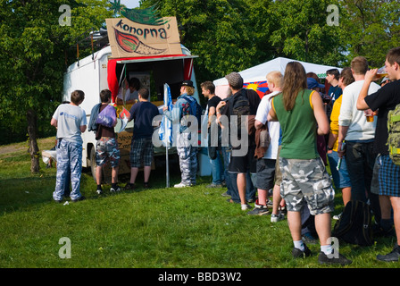 Menschen, die Warteschlangen für Marihuana aromatisierte Eis an Marijuana March im Parukářka Park in Zizkov Viertel von Prag Tschechische Republik Stockfoto