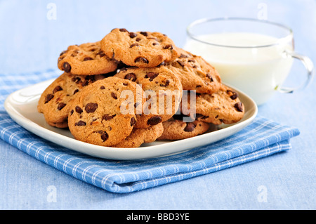 Teller mit Schokoladenkekse mit Milch Stockfoto