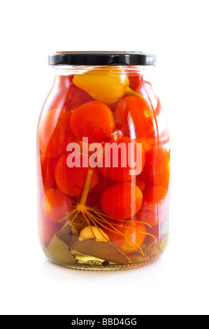 Farbloses Glasglas mit bunten eingelegtes Gemüse Stockfoto