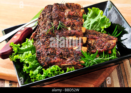 Teller mit Spareribs und grünen zum Abendessen Stockfoto
