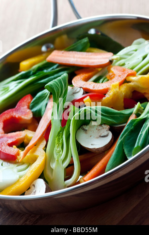 Gemüse unter Rühren braten Chinakohl Pilze Paprika Karotten Stockfoto