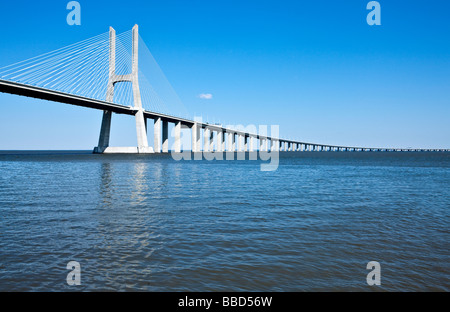 Lissabon die Vasco De Gama-Brücke über den Tejo Stockfoto