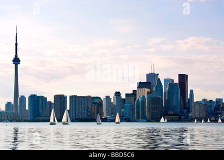 Toronto-Hafen-Skyline mit CN Tower und Wolkenkratzer Stockfoto