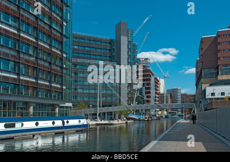 Paddington-Becken am Grand Union Canal in West London, jetzt umgeben von modernen Bürogebäuden Stockfoto