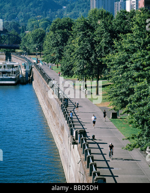 Riverside-Wanderweg im Tom McCall Waterfront Park, nahe dem Stadtzentrum, Portland, Oregon, USA. Stockfoto