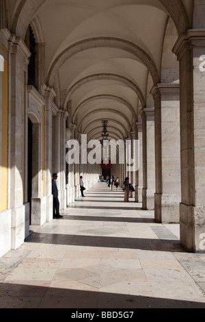 Arkaden von der Praça Comércio in Lissabon, Portugal. Stockfoto